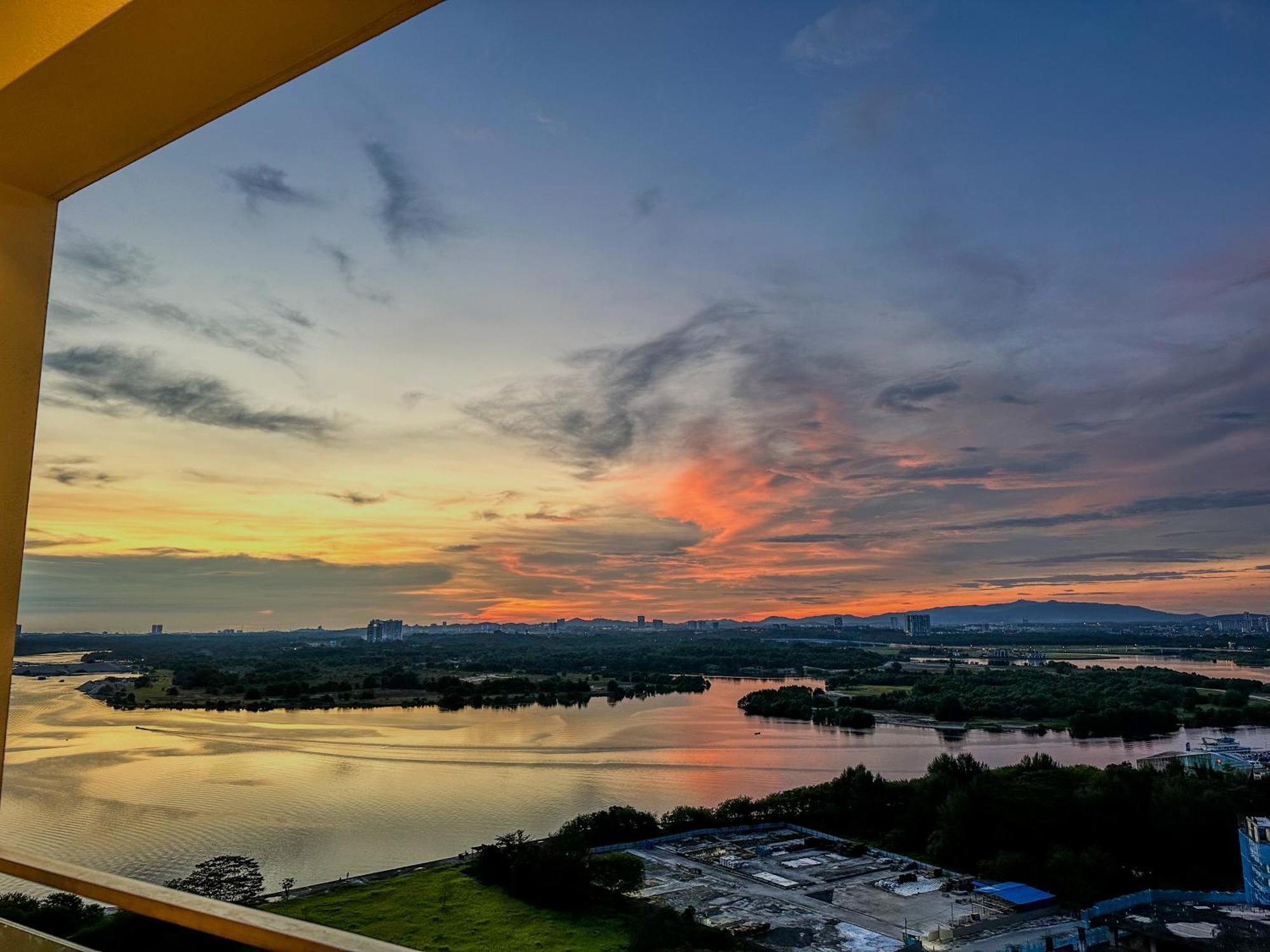 Apartment Funxvivid Seaview 2br 2cp Near Sg Ciq Ksl Zoojb Free Netflix Wifi