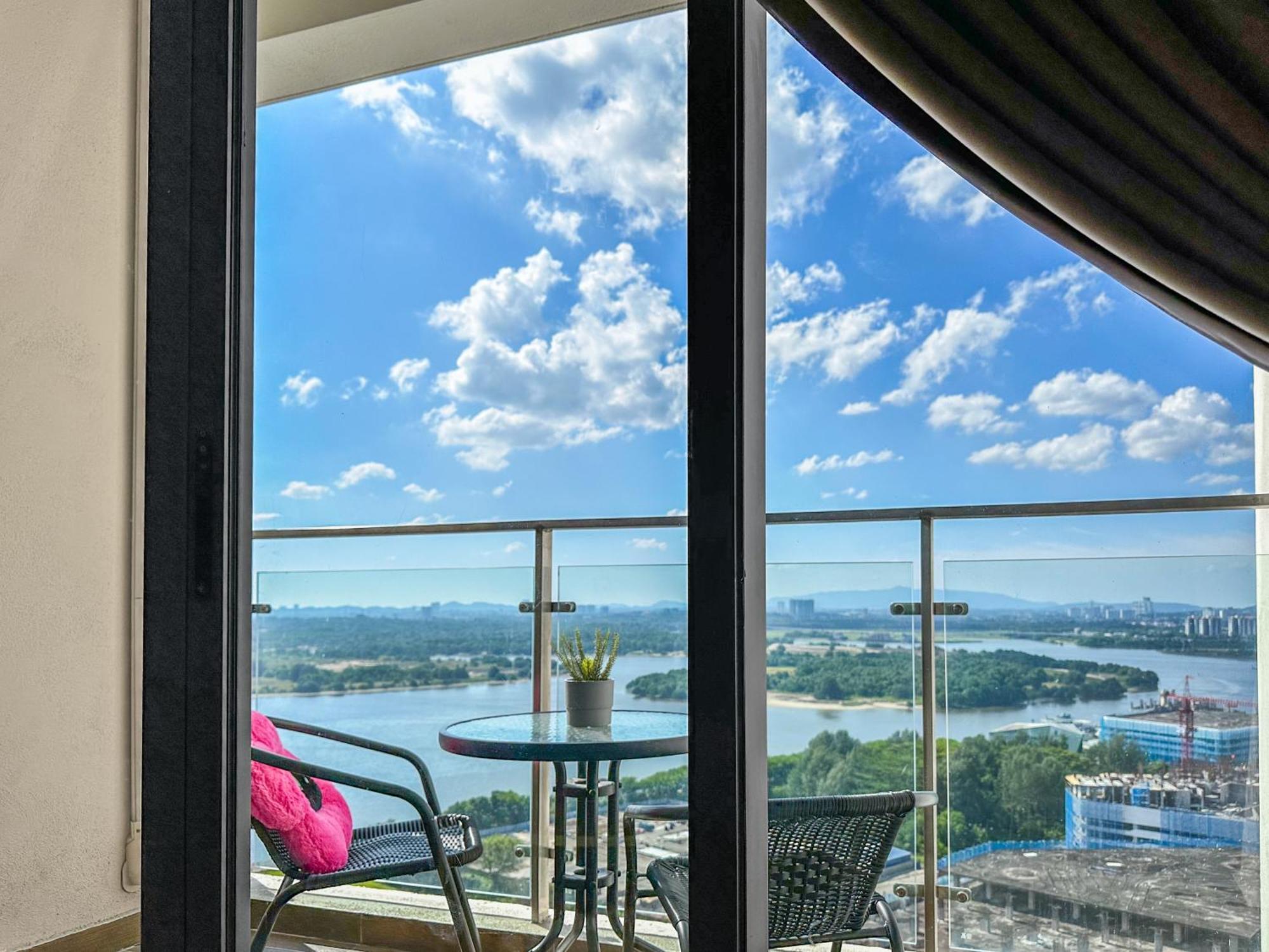 Funxvivid Seaview 2br 2cp Near Sg Ciq Ksl Zoojb Free Netflix Wifi * Johor Bahru