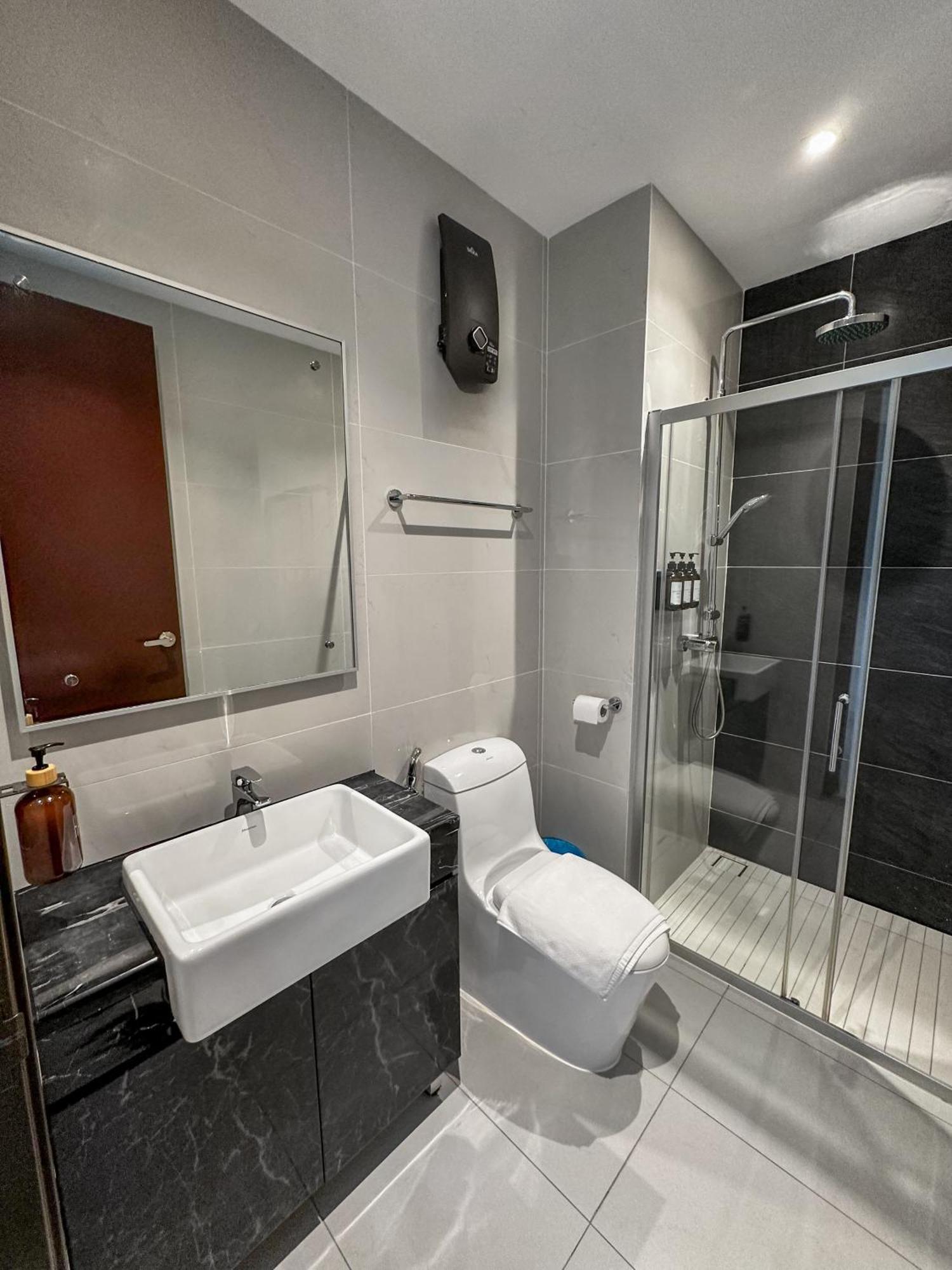 Funxvivid Seaview 2br 2cp Near Sg Ciq Ksl Zoojb Free Netflix Wifi * Johor Bahru